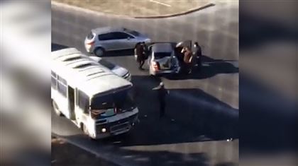 В Актау произошло столкновение автомобиля с пассажирским автобусом