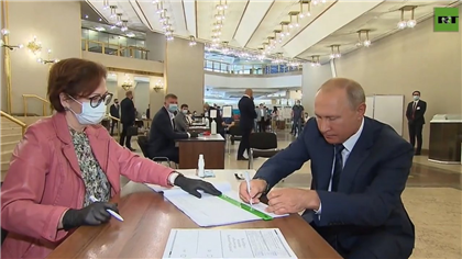 "Без маски и перчаток": Владимир Путин проголосовал по поправкам к Конституции