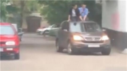 В столице оштрафовали парней, которые разъезжали на крыше автомобиля