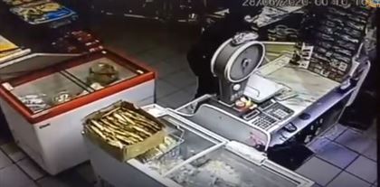 Мужчина в медицинской маске ограбил магазин в Усть-Каменогорске