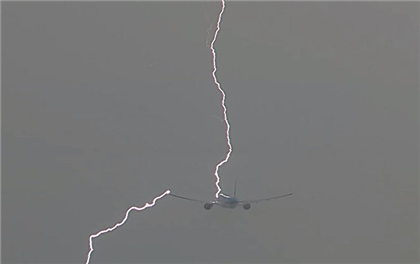 В Павлодаре молния попала в самолёт