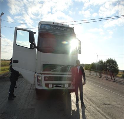 На границе Казахстана с Россией задержали фуру с насваем