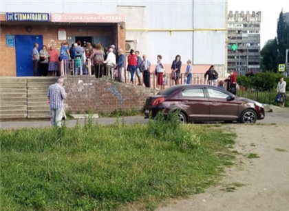 Хоть «ГАЗель» нанимай! Казахстанцы массово запасаются лекарствами «от коронавируса» в аптеках Омска