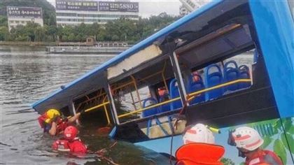 В Китае автобус с детьми и студентами упал в озеро