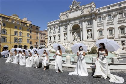 Невесты протестуют против ограничений в Италии 