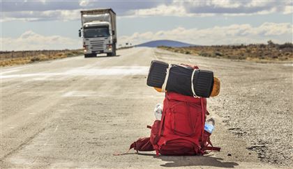 "Продал телефон, планшет и часы, чтобы купить палатку и спальный мешок" - автостоперы из Казахстана дали откровенные интервью