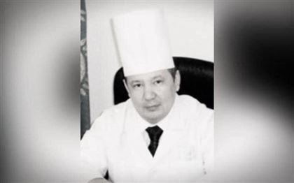 Президент наградил посмертно казахстанских врачей за "самоотверженность, проявленную при исполнении служебного долга"