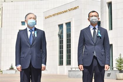 Н. Нигматулин и М. Ашимбаев почтили память жертв пандемии коронавируса