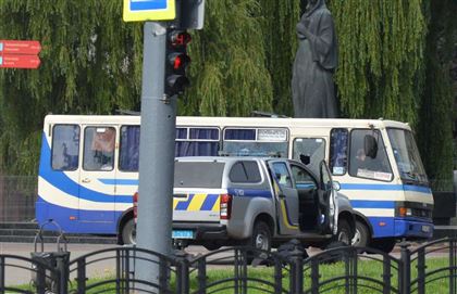 Мужчина, захвативший автобус с пассажирами в Луцке, угрожает его взорвать