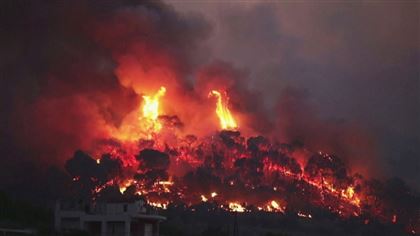 Большой лесной пожар тушат в Греции