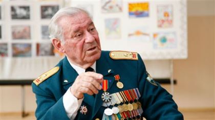 Военнослужащие Алматы простились с ветераном Великой Отечественной войны и писателем