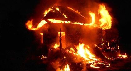 В Акмолинской области рухнул горящий дом, погибли трое детей