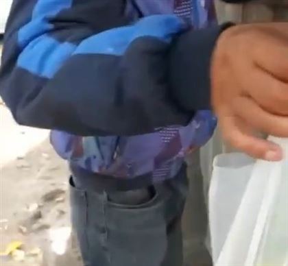 "На душе паршиво стало": алматинский таксист накормил бомжа и дал ему денег
