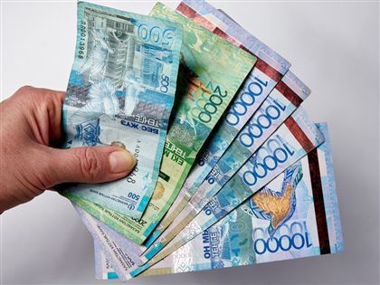 Казахстанцам за август выплатят половину от 42 500 тенге