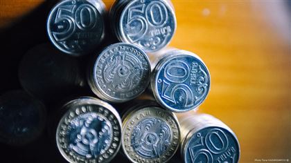 "За рублем слабеет и тенге": Курс евро в обменниках превысил 500 тенге