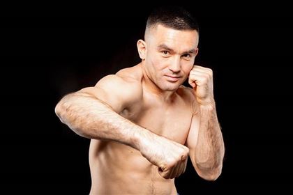Казахстанский боксёр Бобиржан Моминов показал, как сшибает с ног соперников