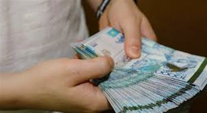 Сотрудница банка в ВКО обманула клиентов на 4,5 млн тенге