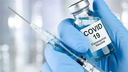 Вакцину против коронавируса испытали на себе пять разработчиков