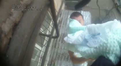 Спасение младенца из горящей пятиэтажки попало на видео в Рудном 