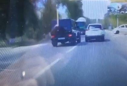 Рисковое авто попало на видео в Алматы