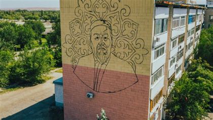 В Талдыкоргане на одной из многоэтажек появился мурал с изображением Абая