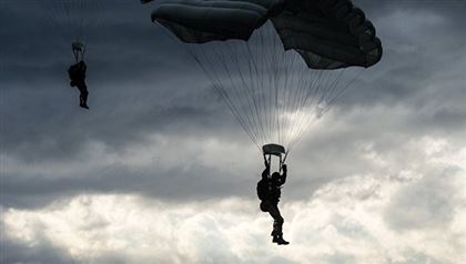 В Актау во время выполнения парашютных прыжков пострадал военнослужащий