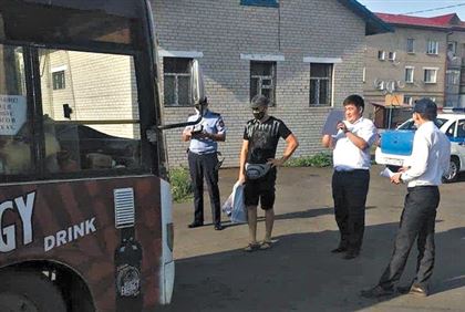 На севере РК чиновник проверял, как население соблюдает масочный режим, будучи без маски