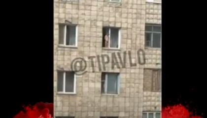 В Павлодаре четырехлетний ребенок справил нужду из окна пятого этажа
