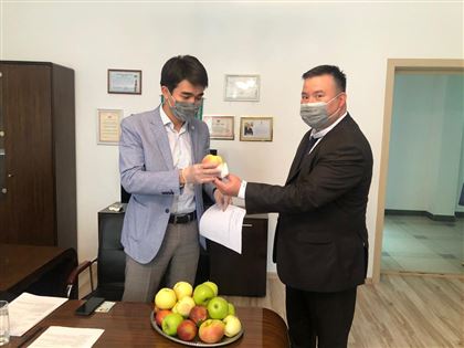 В Алматы при регистрации на праймериз «Nur otan» претендентам раздали яблоки
