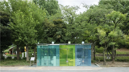 В Японии в парках установили прозрачные туалеты