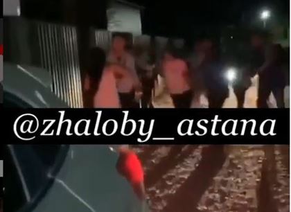 "Аж пыль поднялась": девушки устроили жесткую драку в Нур-Султане