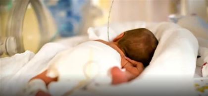 Алматинские врачи рассказали о состоянии найденного в арыке малыша