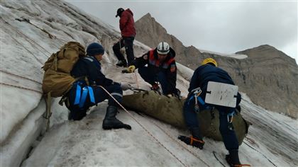 Тело погибшей в горах женщины достали из 10-метровой трещины в Туркестанской области