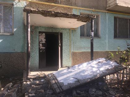 В Актау один за другим обрушиваются козырьки на подъездах жилых домов