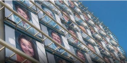 Портреты медицинских работников развесили на окнах отеля в Нур-Султане