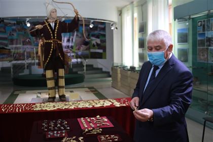 Богатая сенсация: золотой клад на могиле древнего правителя нашли археологи в Казахстане
