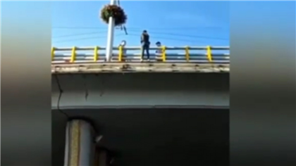 Девушка пыталась покончить с собой на мосту в Алматы