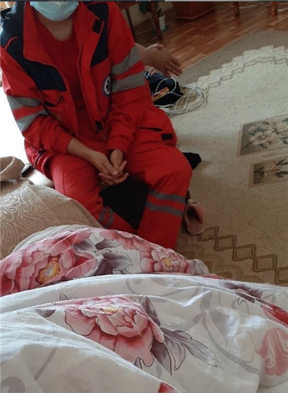"Два часа сидели возле отца": астанчанка поблагодарила врачей скорой помощи