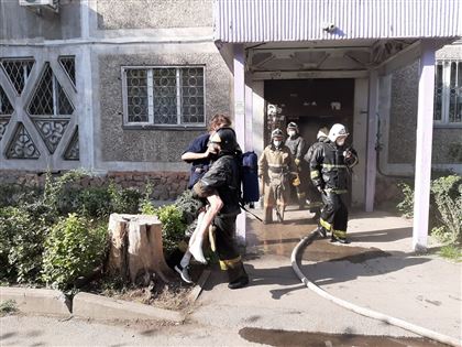 В Алматы спасатели спасли трех мужчин из горящей квартиры