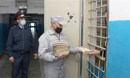 Как живет хранитель библиотеки одного из СИЗО в Алматы