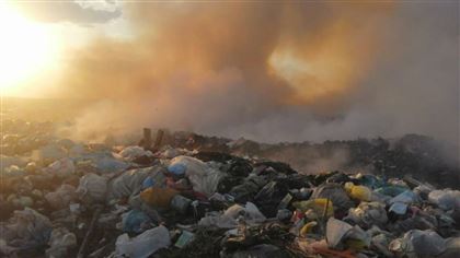 Недалеко от Алматы горит мусорная свалка