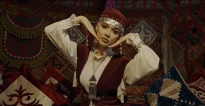 Солистка группы «ВИА Гра» Эрика Герцег опубликовала видео в казахском костюме