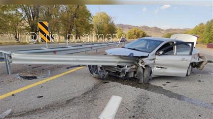 На трассе Алматы - Талдыкорган отбойник насквозь пробил авто