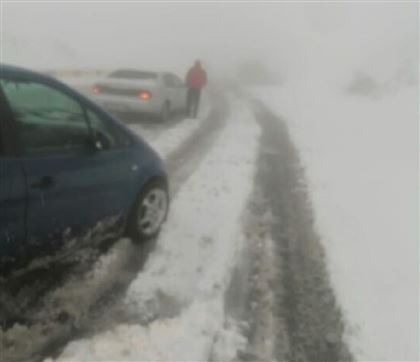 В Алматинской области из-за снегопада застряли десятки авто