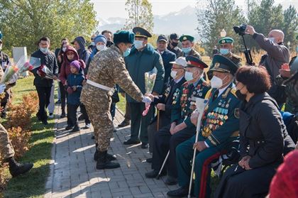 В Алматы открыли Аллею участников ВОВ в честь 75-летия Победы