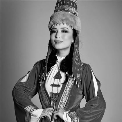 Супруга Айкына в казахском костюме восхитила пользователей Казнета