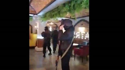 Как полицейские разгоняли посетителей кафе в Актобе - видео