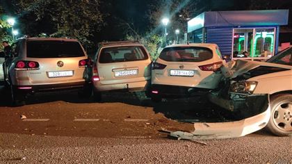 Пьяный водитель в Алматы разбил четыре припаркованных автомобиля