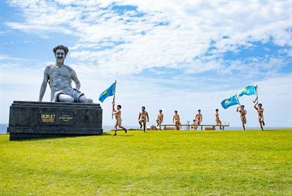 В Австралии воздвигли гигантскую статую Борату и провели флешмоб с казахстанскими флагами