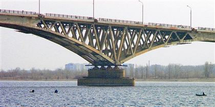 Женщина спрыгнула с моста в реку в Уральске